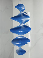 sculpture spirale moderne vert bleu rose or rayures horizontales crochets acier inoxydable