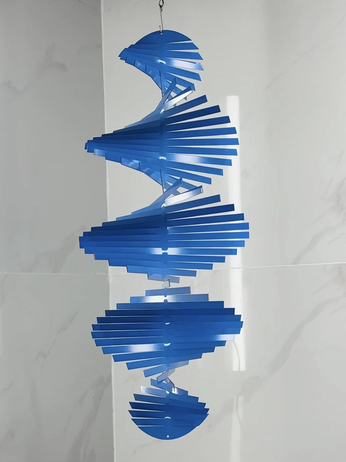 sculpture spirale moderne vert bleu rose or rayures horizontales crochets acier inoxydable