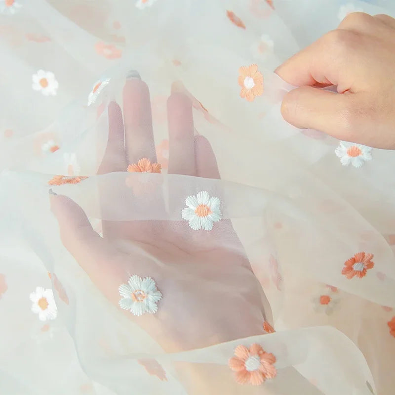 ruban foulard polyester brodé fleurs blanches oranges fond blanc translucide floral