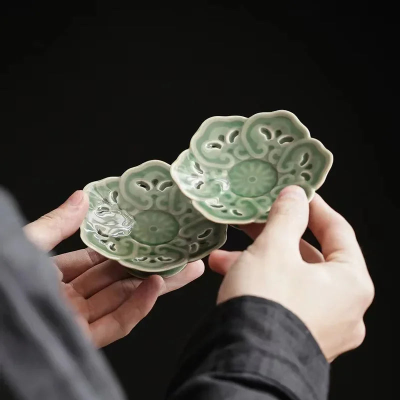 Dessous de verre céramique bleu ciel utilisé pour protéger une table en bois
