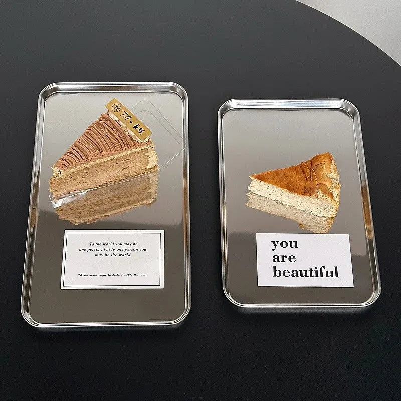 assiettes rectangulaires argentées plate lisse moderne minimaliste desserts collations gâteau boisson tasse cuillère