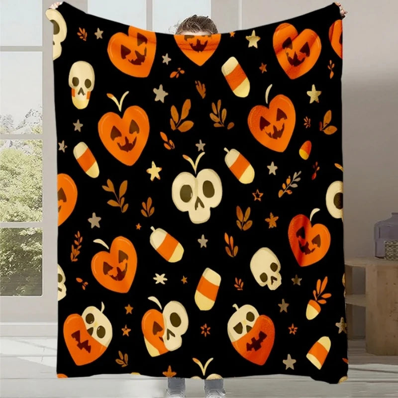 Couverture noire avec des motifs orange d'Halloween, tels que des citrouilles, des crânes et des bonbons.
