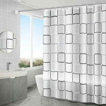 Salle de bain moderne au carrelage gris, avec un rideau de douche orné de carrés arrondis en relief, alternant des nuances de gris et de blanc. 