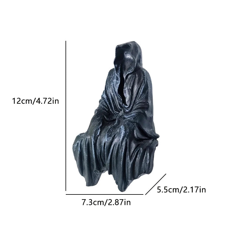 statue gothique personnage cape sombre décoration intérieure macabre noir gris foncé plissée froissée erotique
