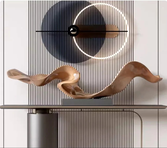 décoration moderne sculpture abstraite console mural panneau strié fauteuil cuir boules métalliques abat jour