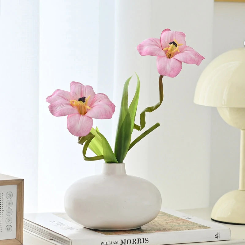 vase céramique blanc moderne minimaliste fleurs artificielles livres décoration intérieure zen