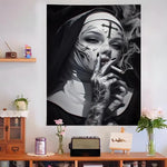 toile d'art contemporaine femme tatouages croix fumée noir blanc clips adhésif 60x90cm 70x115cm 80x130cm