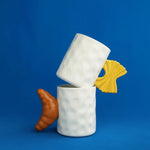 vase moderne jaune motif feuilles tasse blanche poignée croissant collection céramique salon