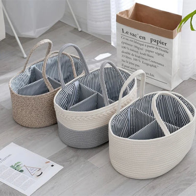 Panier de rangement bébé en corde de coton rose sur une table à langer