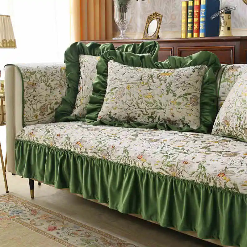 Ce canapé vintage aux couleurs riches et fleuries crée une ambiance chaleureuse et accueillante dans le salon.