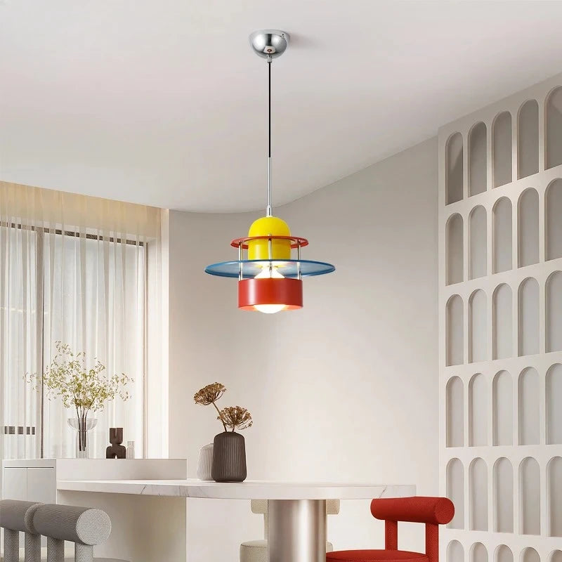suspension lumineuse moderne rouge bleu jaune pince géométrique intérieur salon restaurant chambre
