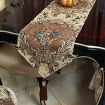 Ce chemin de table orné de motifs floraux ornementaux sur un fond sombre crée une ambiance élégante et sophistiquée pour la décoration de la table.