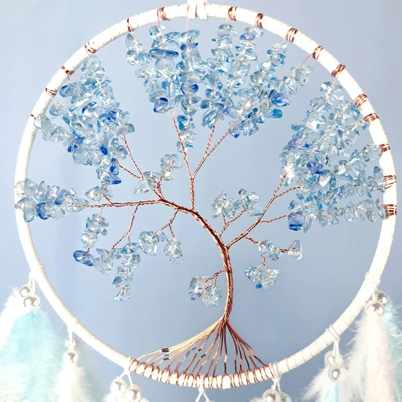 Un arbre de vie en cuivre aux branches étincelantes de cristaux bleu ciel, suspendu dans un cercle blanc, crée une œuvre d'art naturelle et éblouissante.
