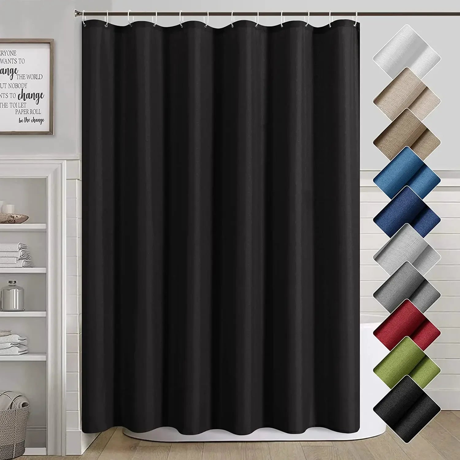 Rideau de douche noir en polyester, suspendu sur une tringle avec anneaux, offrant un style élégant et moderne. Plusieurs coloris disponibles sur le côté, dont beige, bleu, gris, rouge et vert. Salle de bain au design épuré avec étagères blanches en arrière-plan.