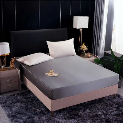 Drap-housse en satin de luxe couleur blanche sur un lit 140x190