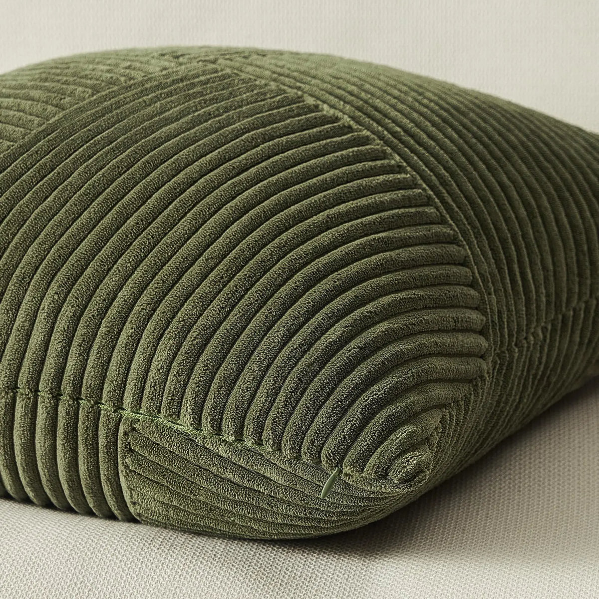 ensemble coussin décoratif vert olive rayures horizontales moderne velours côtelé patchwork canapé
