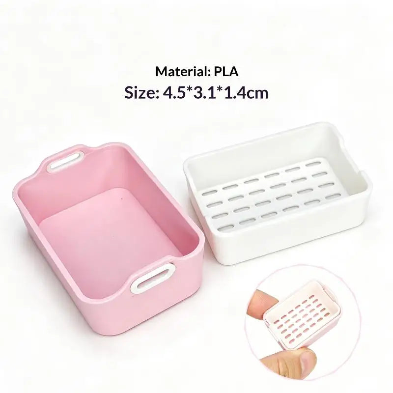 paniers rangement modernes plastique vert clair rose pâle bleu clair grille perforations poignées poupées