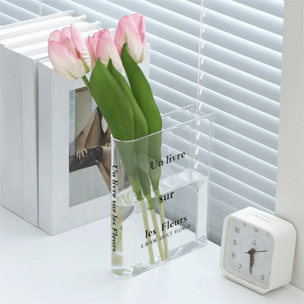 vase transparent moderne texte livre fleurs variées décoration intérieure minimaliste