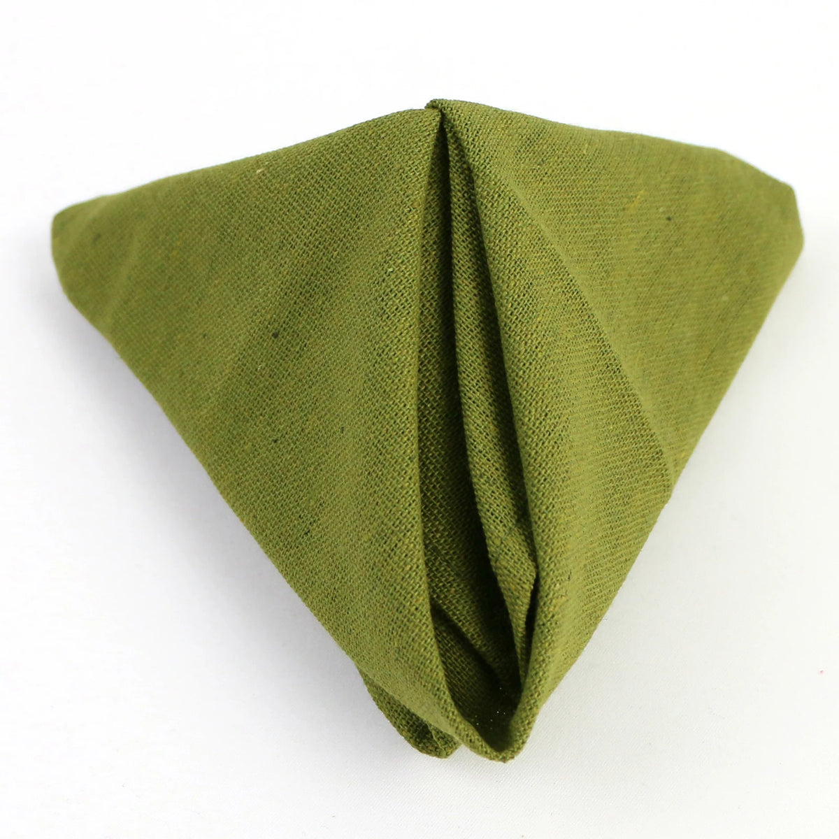 Gros plan sur un tissu texturé de couleur olive verte, avec un pli au centre de l'image.