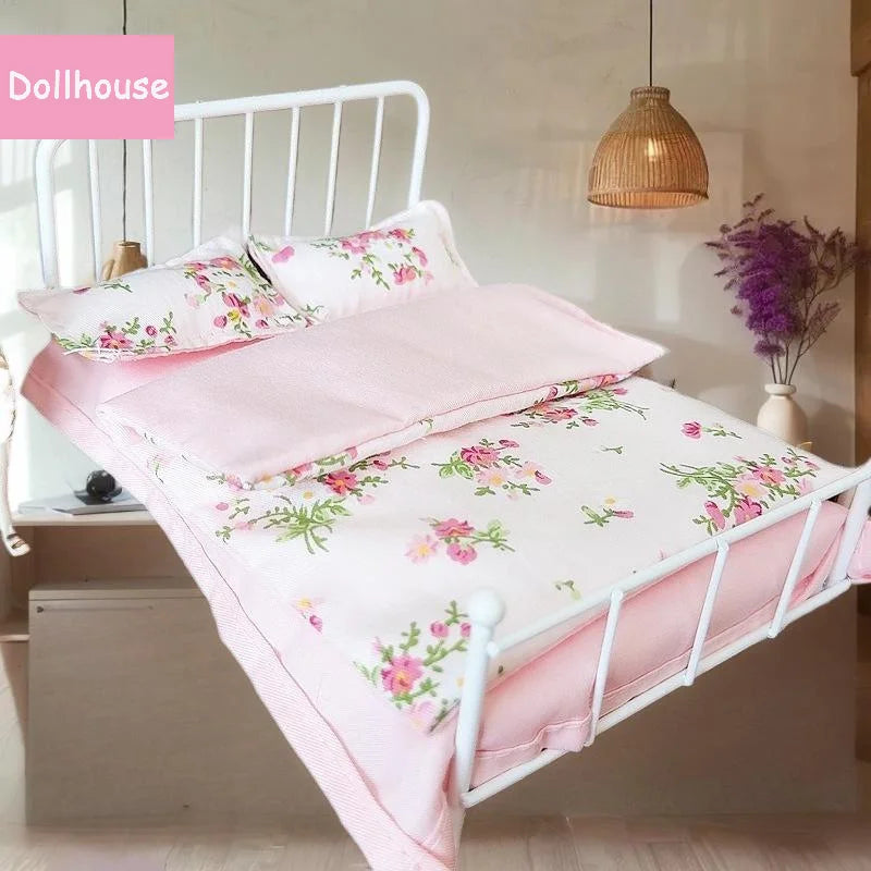 ensemble literie maison poupée lit tête lit métal couverture drap taies oreillers motifs floraux