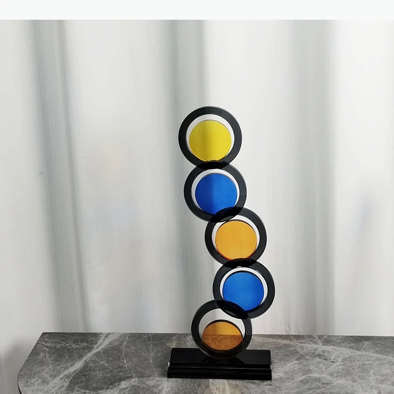 sculpture contemporaine géométrique couleurs noir jaune bleu orange base noire