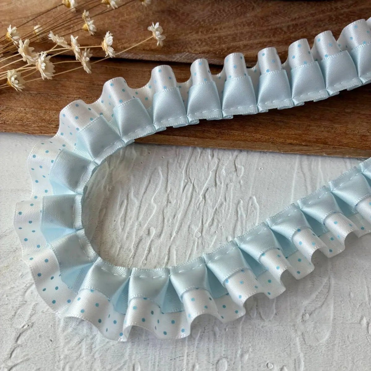 rubans franges dentelles pois noirs rose clair blanc cheveux décoration élégante partie