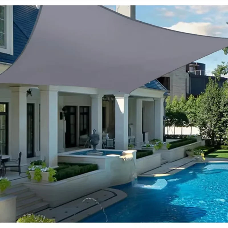 Voile d'ombrage rectangulaire violette installée sur une terrasse