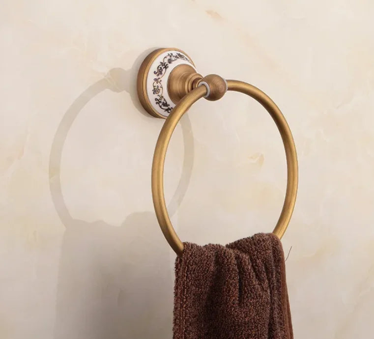 accessoires salle bain doré antique élégants détails floraux classiques porte serviettes double simple porte