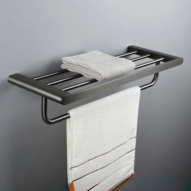 accessoires salle bain moderne noir blanc porte serviettes brosse wc papier toilette savon rangement