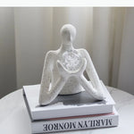 statue décorative personnage humain sphère transparente motifs internes neige cristaux blanc taches noires.texture granuleuse