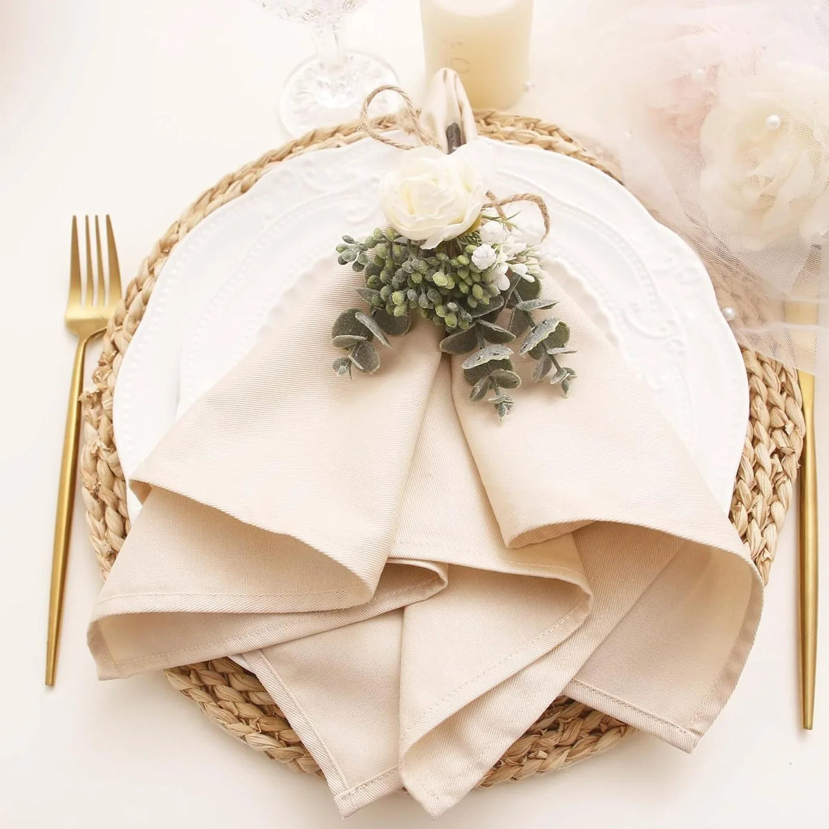 serviettes table vert pastel rose pâle beige clair motif uni classique élégant nœud fleur