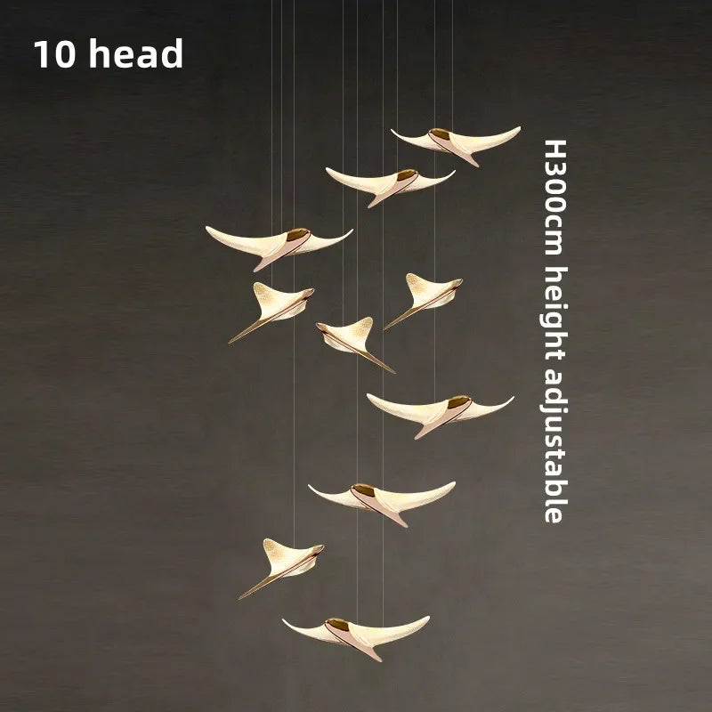 suspension lumineuse or oiseaux stylisés contemporaine minimaliste salon chaînes fixations métal lumière blanche chambre