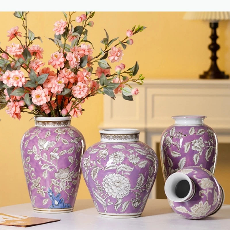vases chinois classiques violet blanc motifs fleurs vertes opaques arrangement