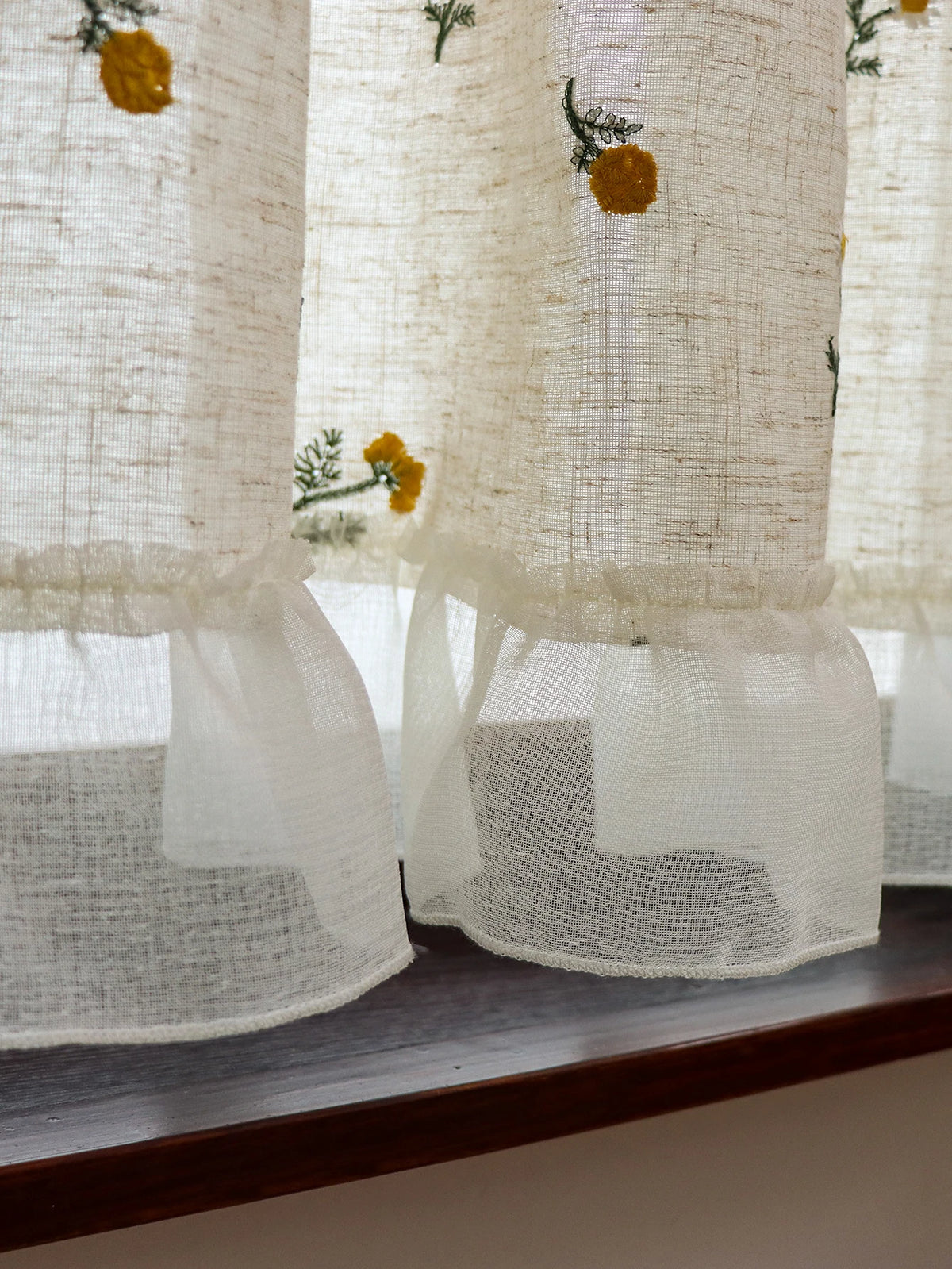 rideau fenêtre court brodé motifs floraux tissu texturé franges semi transparent rustique cuisine chambre