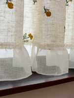 rideau fenêtre court brodé motifs floraux tissu texturé franges semi transparent rustique cuisine chambre