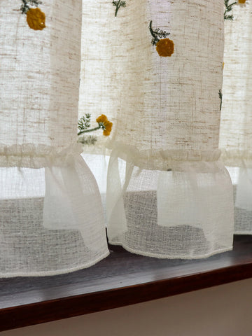 rideau fenêtre court brodé motifs floraux tissu texturé franges semi transparent rustique cuisine chambre