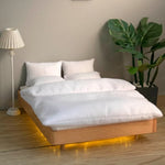 lit miniature moderne maison poupée bois blanc tête lit matelas couette oreillers lampe tableau