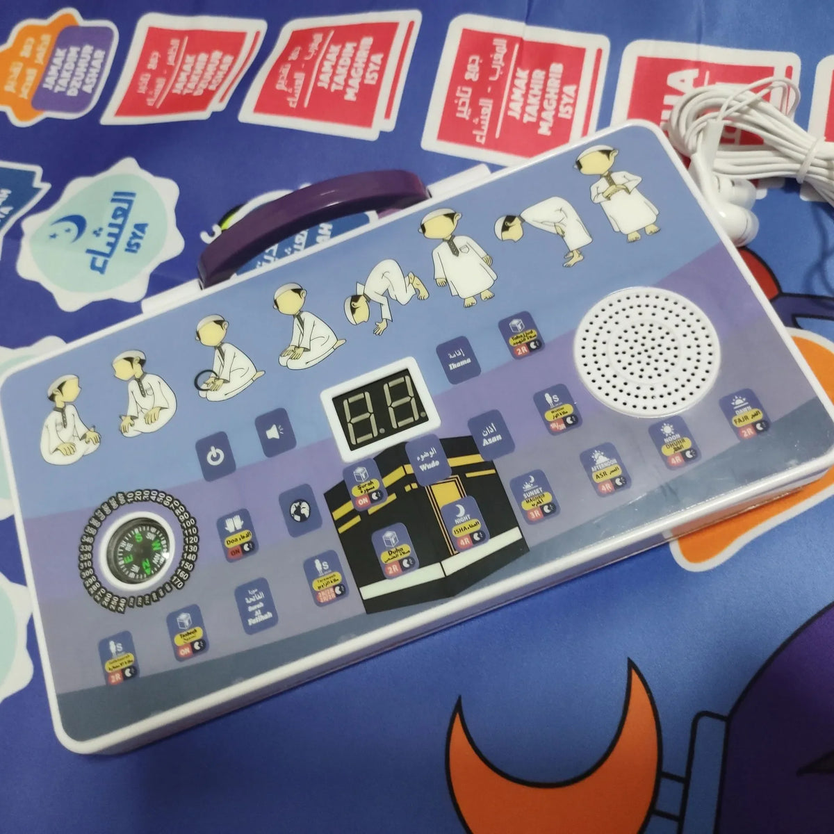 tapis prière enfant motifs islamiques couleurs vives boîte contrôle câble audio écouteurs moderne bleu