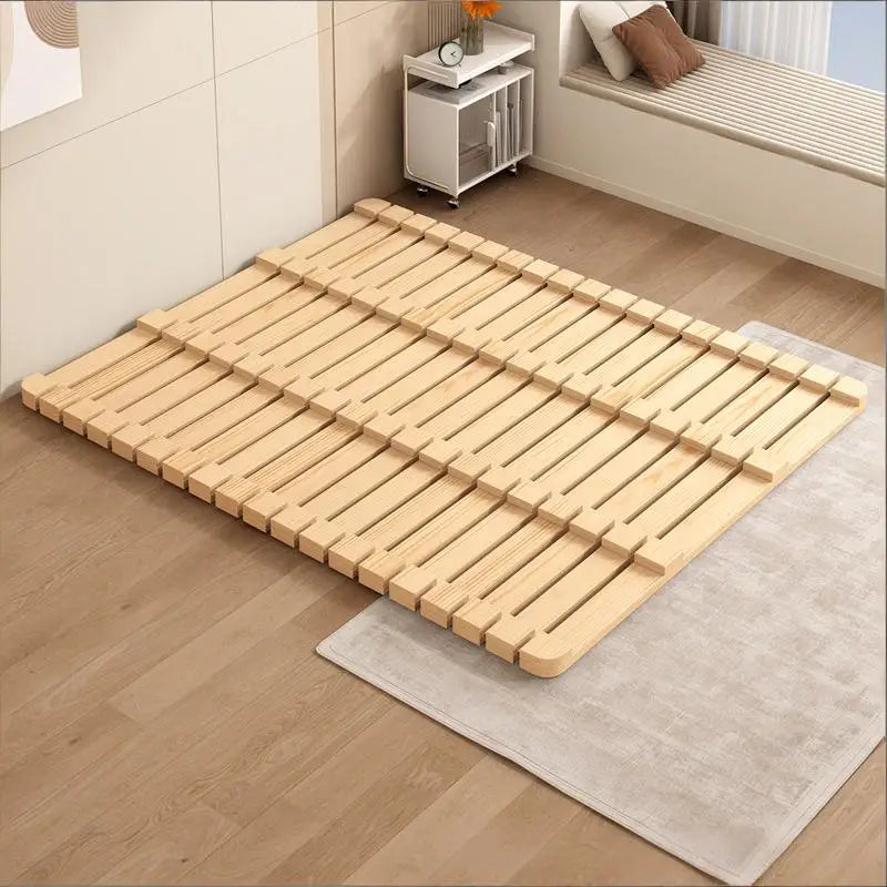 lit plateau bois minimaliste tapis géométrique matelas blanc coussins abstraits