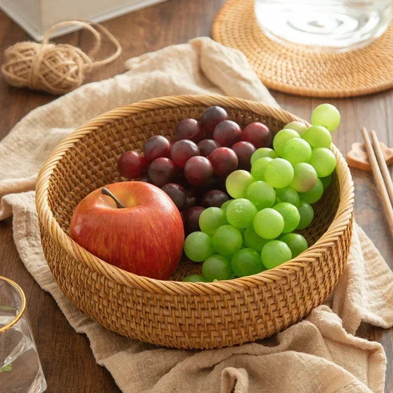 panier rotin marron clair tissage fin moderne rangement cuisine fruits assiettes thé livres