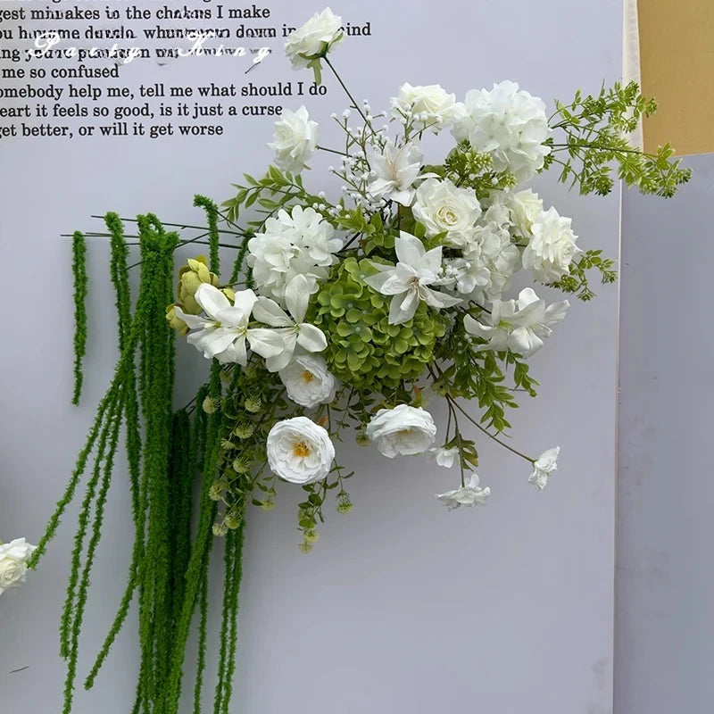décoration événement extérieur mariage anniversaire roses fleurs variées feuillage dense tissu rouge romantique élégant