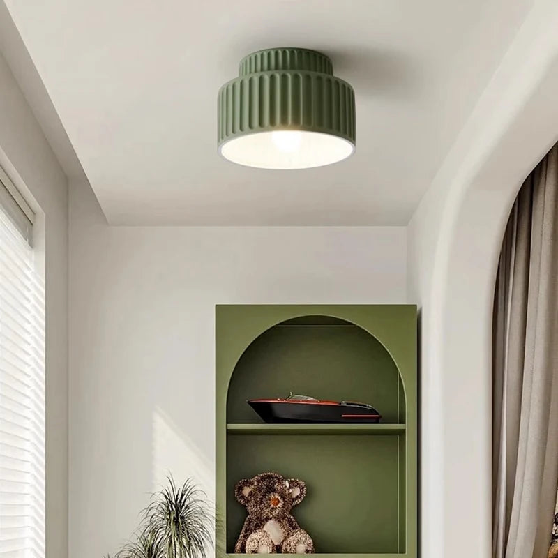 lampe moderne rouge beige blanc vert rayures verticales éclairage intérieur tricolore warm cool