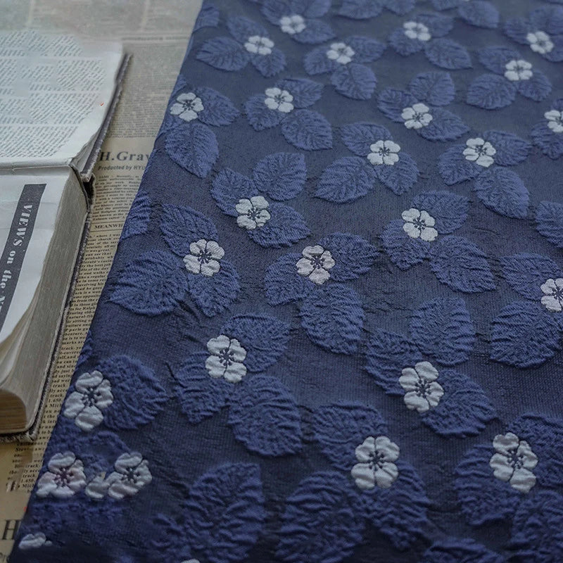 tissu brocart polyester bleu marine motifs fleurs relief classique printemps automne decoration creation mode