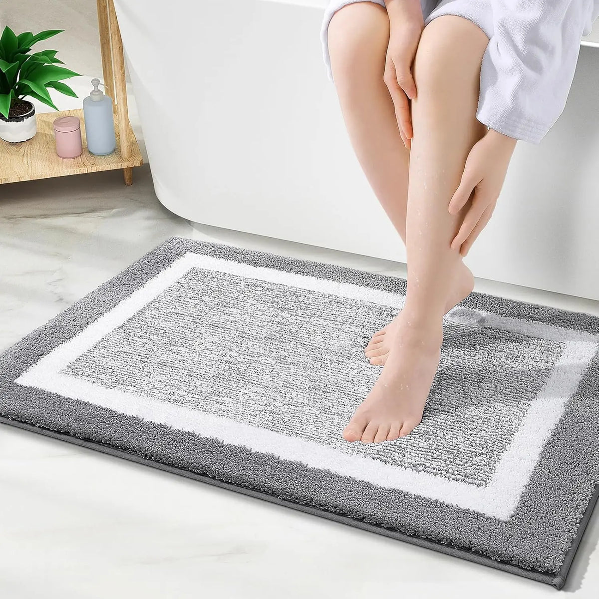 tapis bain microfibre absorbant doux moderne gris blanc bordure blanche rapide séchage respectueux environnement