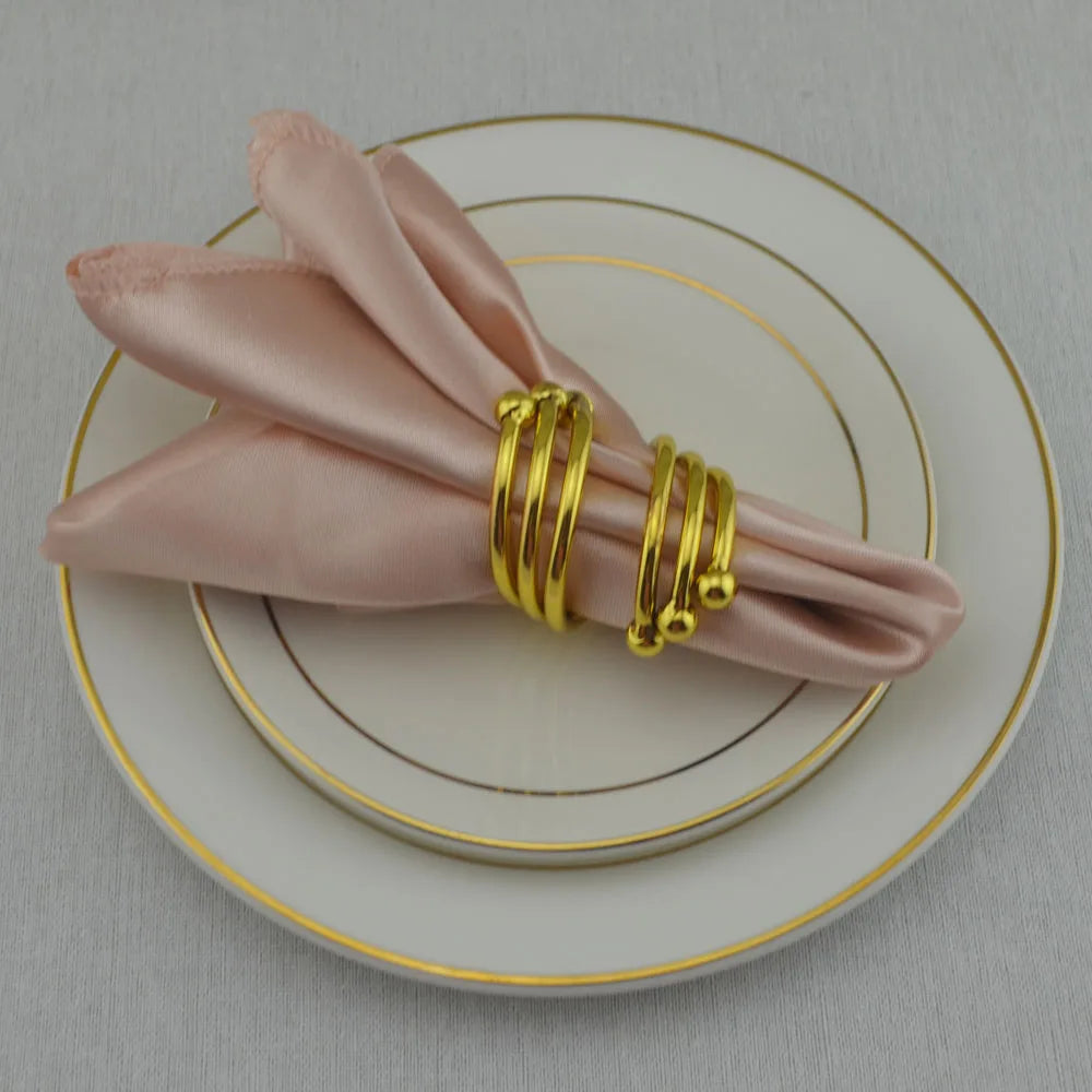 serviette table satin anneau doré mariage décoration table repas classique