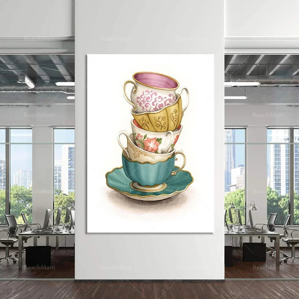 Pile de tasses de thé colorées et ornées de motifs floraux sur une soucoupe verte.