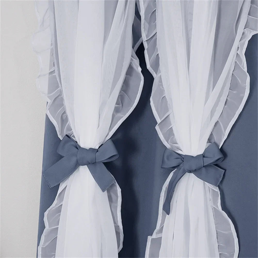 Rideaux élégants avec nœuds décoratifs, parfaits pour ajouter une touche de sophistication à votre intérieur. Ce modèle de rideaux présente des volants délicats et des superpositions pour un effet visuel raffiné. Idéal pour les salons modernes ou les chambres à coucher, ces rideaux apportent lumière et style à votre espace de vie.