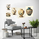 Une magnifique collection de vases et de céramiques asiatiques ornés de motifs floraux et paysagers, créant une atmosphère élégante et apaisante dans ce salon moderne.