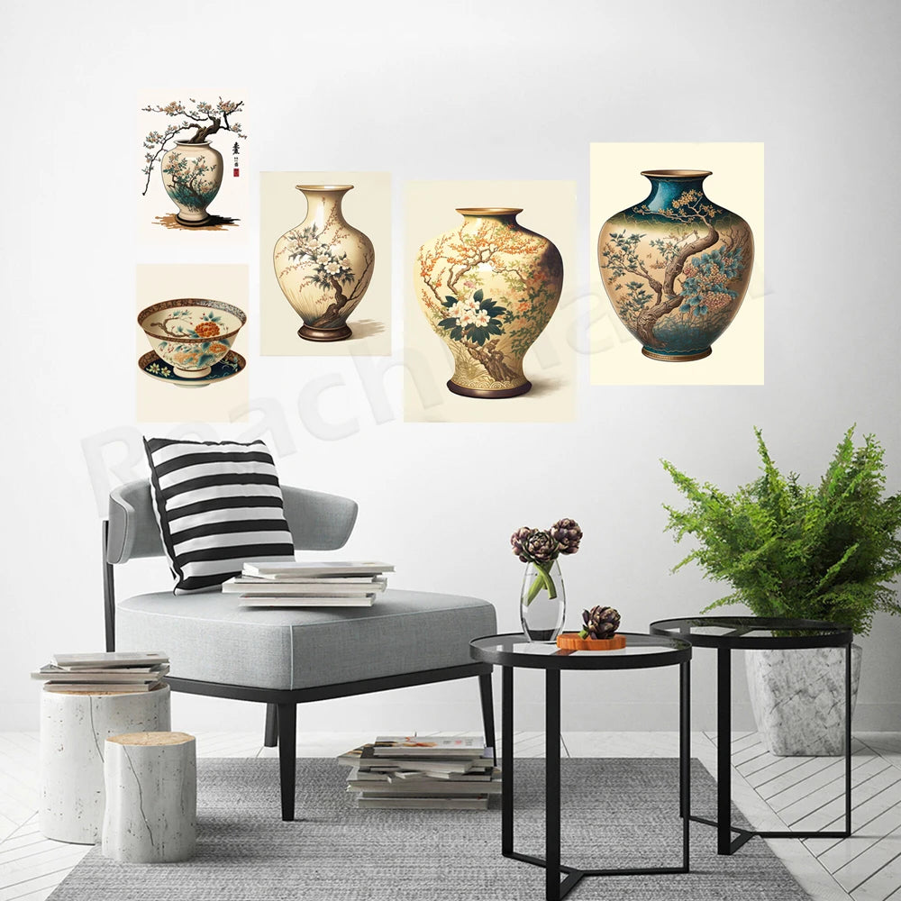 Une magnifique collection de vases et de céramiques asiatiques ornés de motifs floraux et paysagers, créant une atmosphère élégante et apaisante dans ce salon moderne.