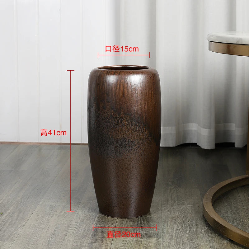 Vase en céramique de grande taille avec une finition riche et texturée, mesurant 41 cm de haut et 15 cm de diamètre.